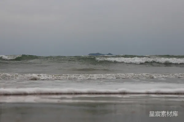 高清摄影 日间海浪拍打海岸