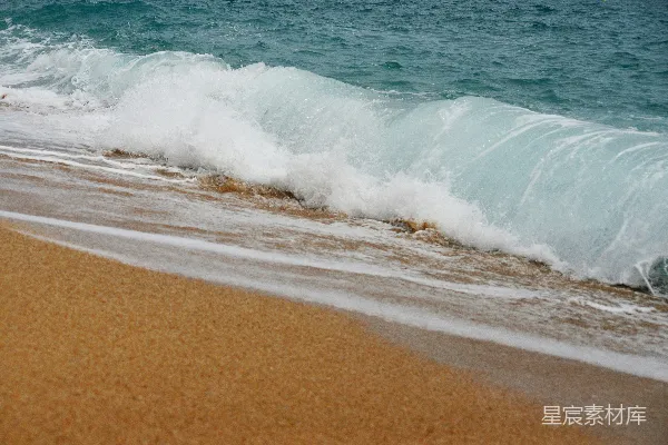 高清摄影 海浪拍打着沙滩。