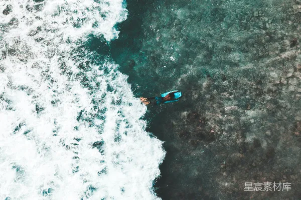 高清摄影 一个男人在海浪上骑着冲浪板