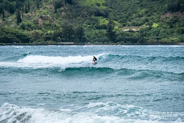 高清摄影 一个男人在冲浪板上骑着海浪