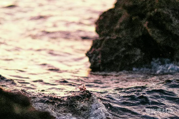 高清摄影 海浪在日落时拍打着岩石。