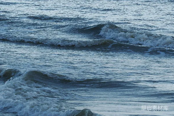 高清摄影 温柔的海浪向岸边滚滚而来。