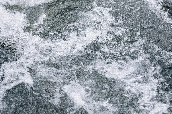 高清摄影 白天岩石岸边的水波