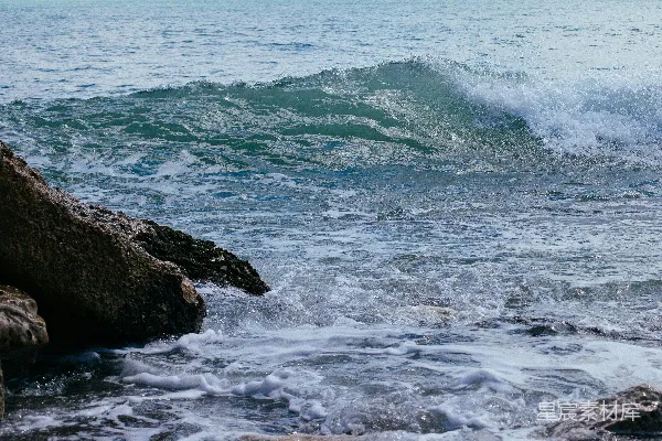 高清摄影 一个人在海洋的波浪上骑着冲浪板。