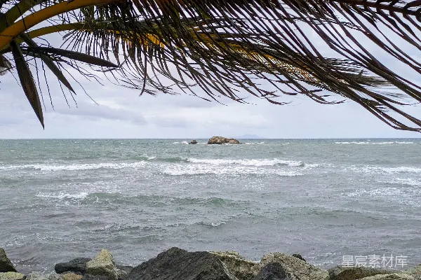 高清摄影 从岩石海岸眺望海洋的景象
