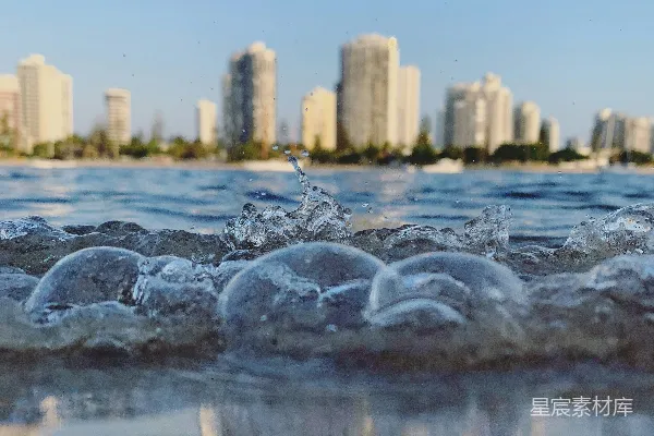 高清摄影 白天水面上的城市天际线