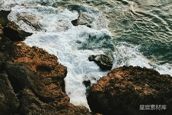 高清摄影 岩石海岸，海浪拍打着岩石。