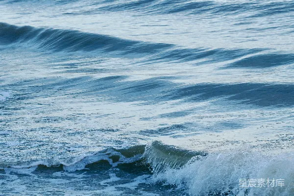高清摄影 温柔的海浪拍打着岸边