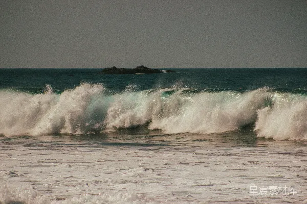 高清摄影 海浪拍打远处的岩石地貌