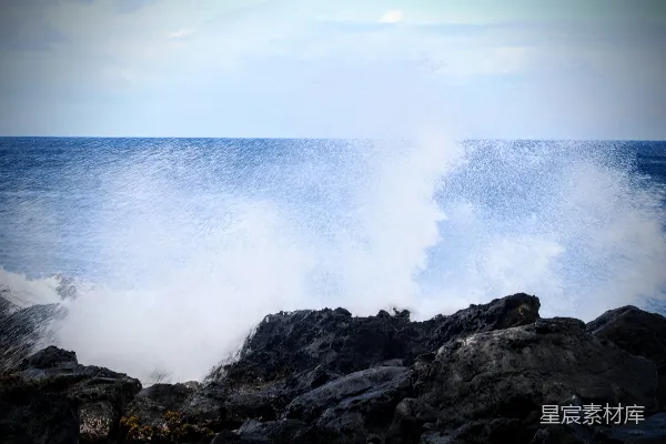 高清摄影 一个巨大的海浪拍打着岩石海岸。