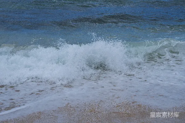 高清摄影 海浪拍打在沙滩上。