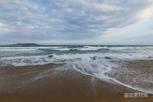 高清摄影 一片海滩，海浪不断拍打着岸边。