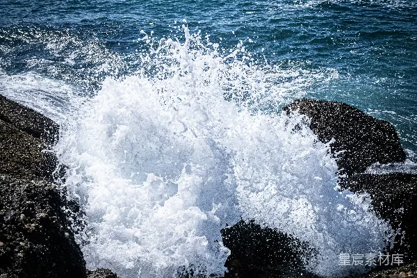 高清摄影 海浪冲向海洋附近的岩石。