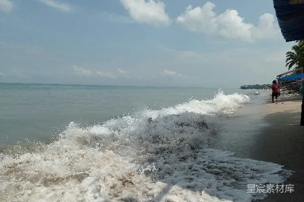 高清摄影 海滩上的景色，海浪拍打着岸边。
