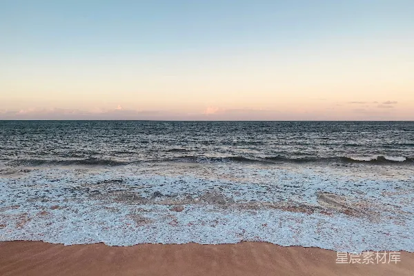 高清摄影 海浪在日落时拍打着海岸。