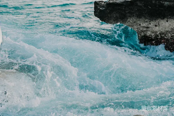 高清摄影 白天，海浪拍打着岩石。