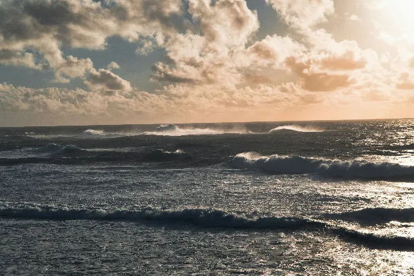 高清摄影 白天阴云密布的海浪