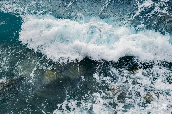 高清摄影 在黑暗的岩石上，海浪冲撞