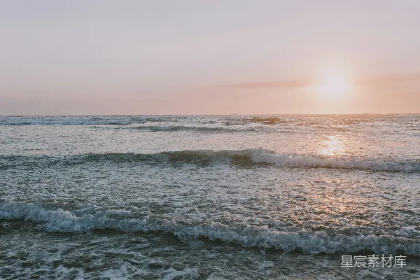 高清摄影 金色时刻海浪拍打着海岸