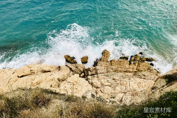 高清摄影 海浪拍打着岩石