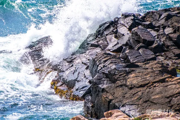 高清摄影 岩石海岸线，海浪拍打着