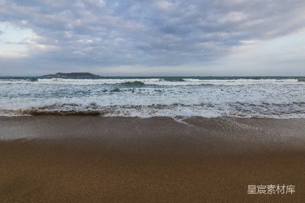 高清摄影 海滩上有波浪拍打着海岸。
