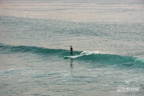 高清摄影 冲浪者在海浪上冲浪。