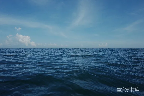 高清摄影 蓝天下的蓝色海洋在白天