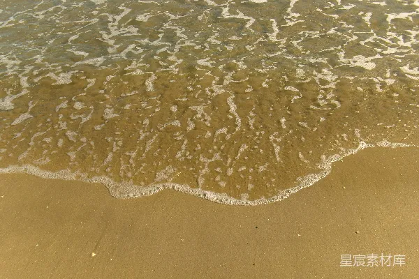 高清摄影 温柔的海浪轻轻拍打着沙滩。