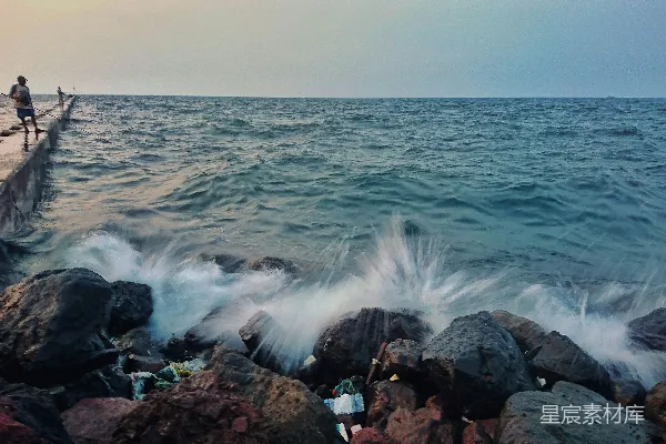高清摄影 白天海浪拍打岩石的场景