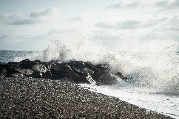 高清摄影 白天，海浪拍打着岩石海岸。