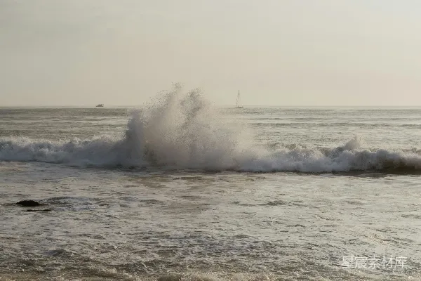 高清摄影 海浪拍打着沙滩。