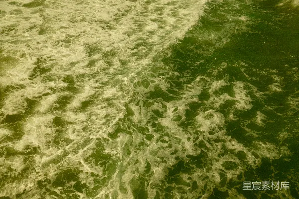 高清摄影 碧绿的海浪带着白色泡沫