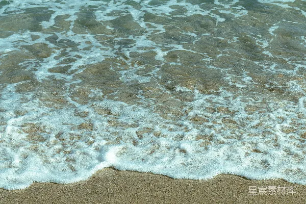 高清摄影 温柔的海浪拍打着沙滩。