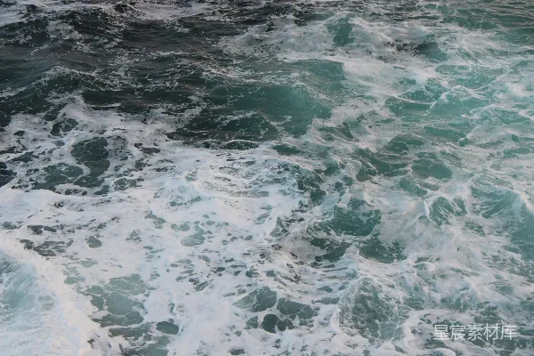 高清摄影 一片宽阔的水域，波浪不断地涌进涌出。