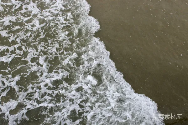 高清摄影 海浪轻轻拍打着沙滩。