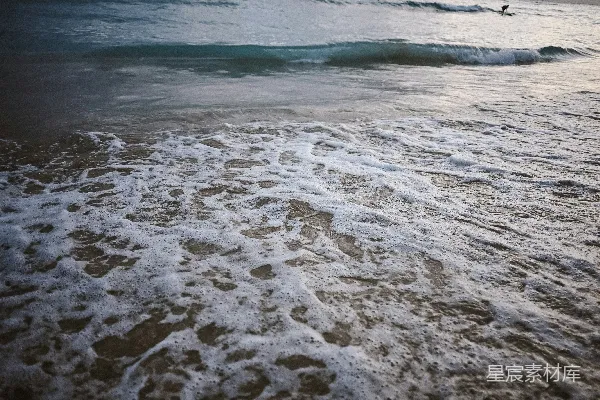 高清摄影 泡沫般的海浪拍打着沙滩。