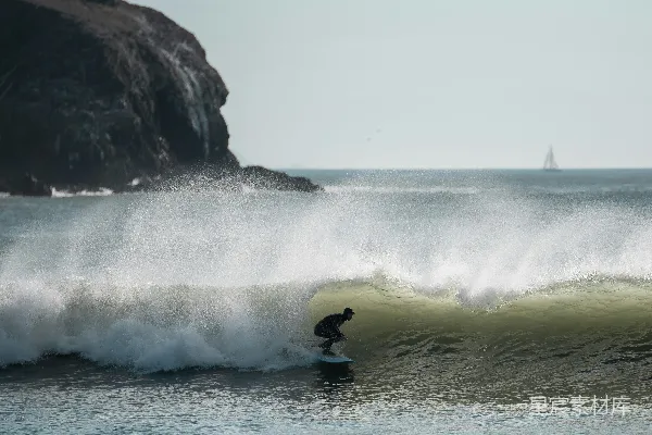 高清摄影 一个人在海里骑冲浪板。