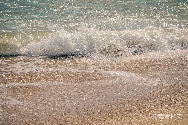 高清摄影 温柔的海浪拍打着沙滩。