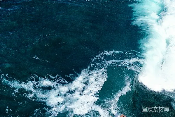 高清摄影 冲浪者在大浪上冲浪，背景中有其他人。