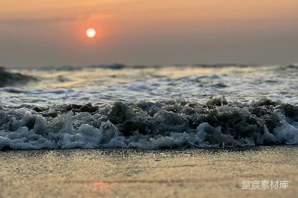 高清摄影 夕阳西下，海浪翻滚。