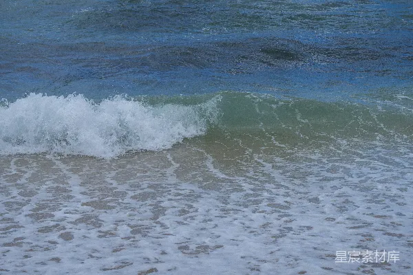 高清摄影 海浪轻轻拍打着沙滩。