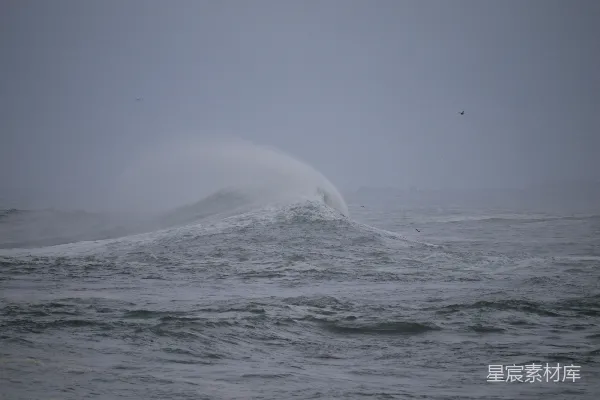 高清摄影 在暴风雨的大海中，一个巨大的海浪猛烈地冲击着。