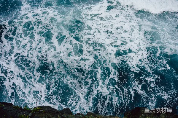 高清摄影 白天，海浪拍打着岩石海岸。
