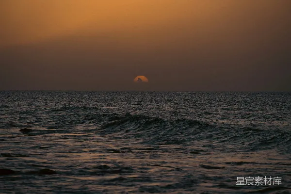 高清摄影 夕阳照耀在海面上，海浪轻柔。