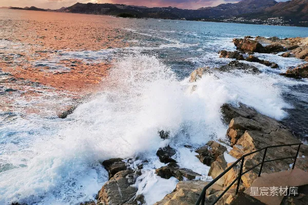 高清摄影 岩石海滩，背景中有一片水域。