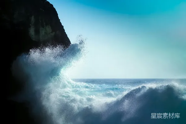 高清摄影 白天时，海浪拍打着岩石海岸。