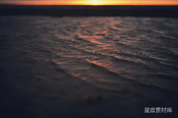 高清摄影 夕阳正在水面上落下