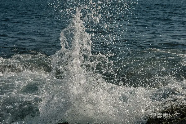 高清摄影 一片大水域，水面上有波浪涌出。