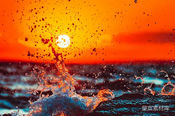 高清摄影 夕阳在海面上落下，激起一片水花。